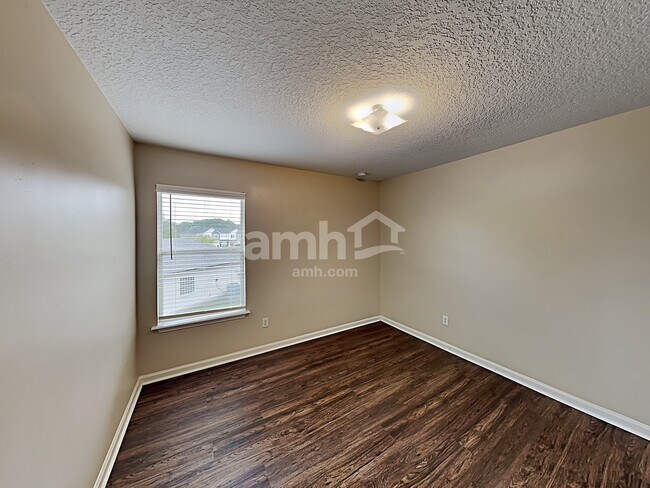 Building Photo - 624 S Tree Garden Dr