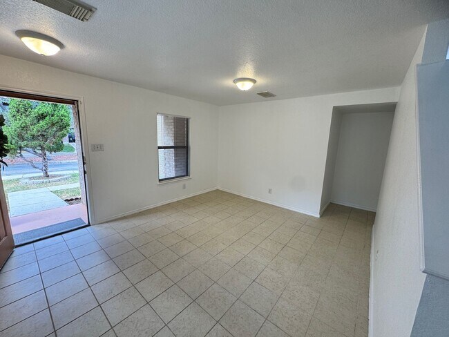 Building Photo - Spacious 3-Bedroom Home in Prime Location ...