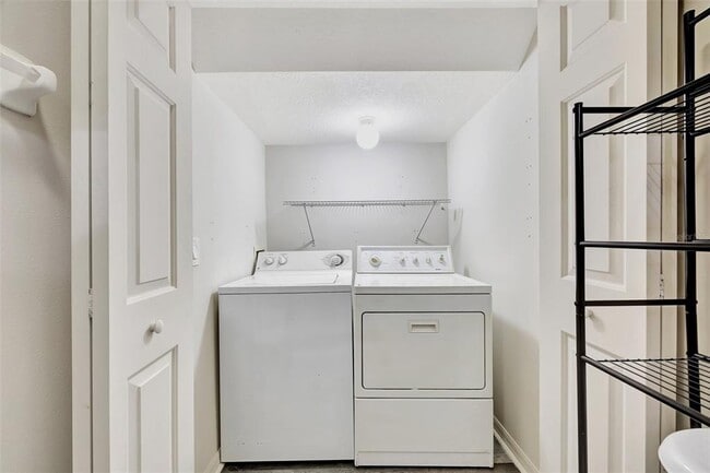 Building Photo - 3870 Island Way