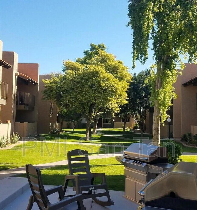 Building Photo - 5525 E Thomas Rd