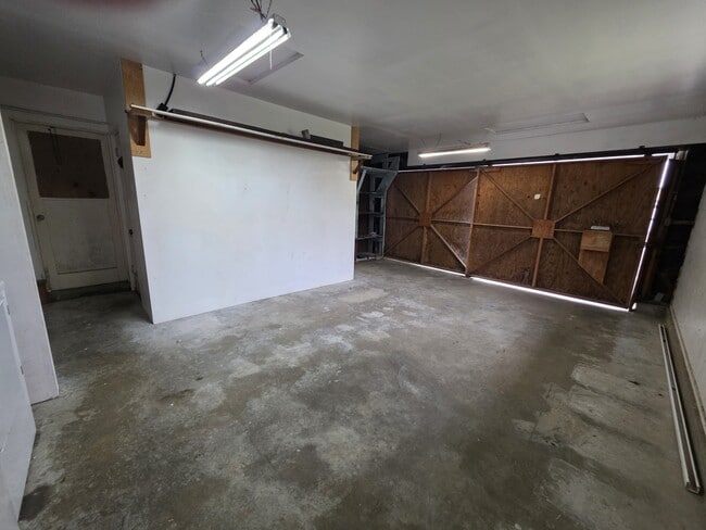 Building Photo - 2440 Maywood Dr