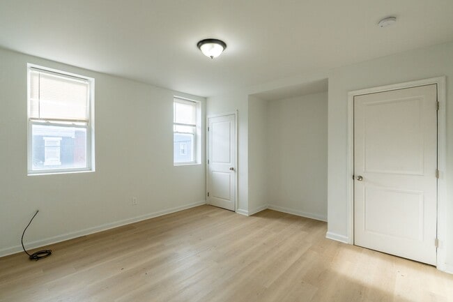 Building Photo - Newly Rehabbed 4 bedroom 2 full bathrooms ...