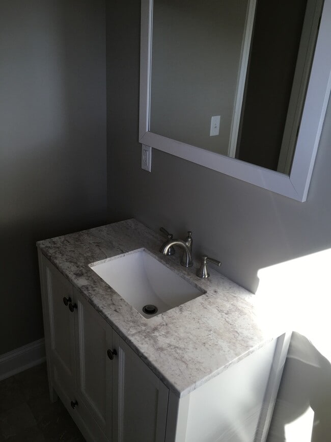 Building Photo - 4bdrm 1ba House for Rent $975 Central Heat & Air