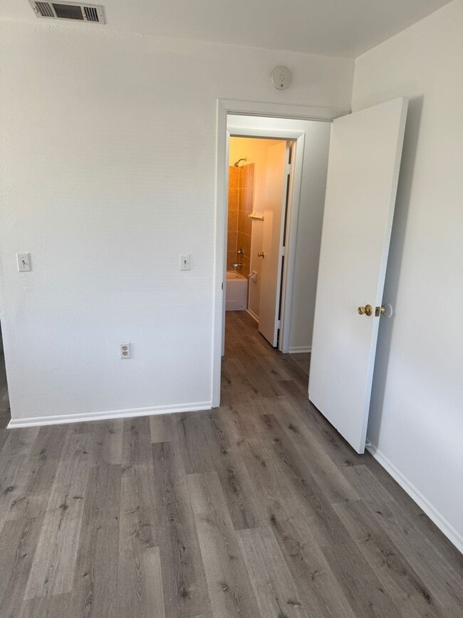 Building Photo - Stylish 2BR Cocoa Rental with Open Layout ...