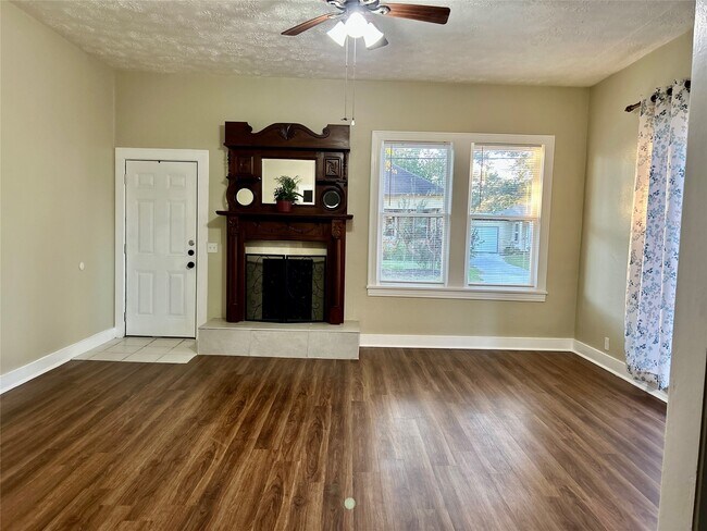 Building Photo - 414 N Avenue C