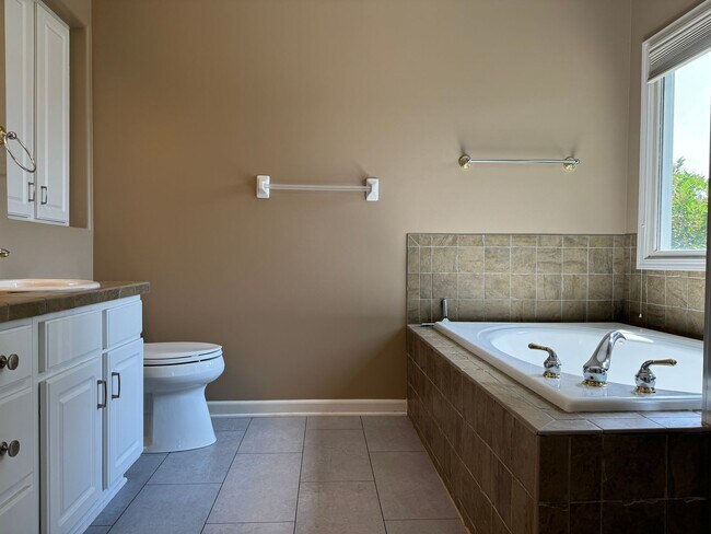 Building Photo - Elkhorn Home For Rent In Quiet Neighborhood