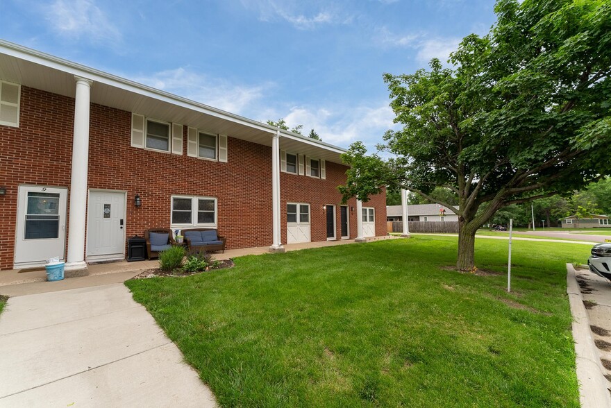 Building Photo - 1304 E Sylvan Cir