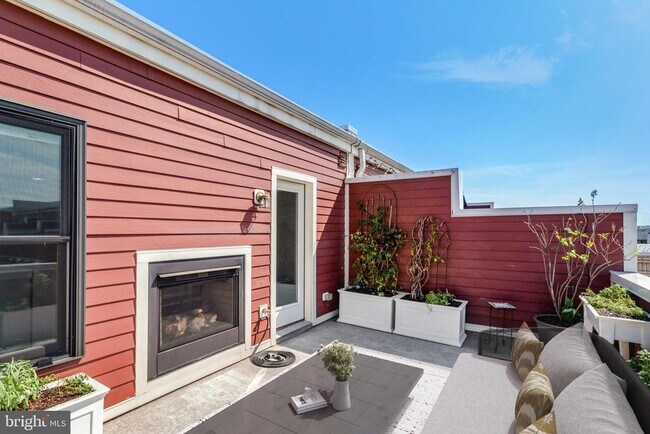 Building Photo - 2004 Potomac Ave