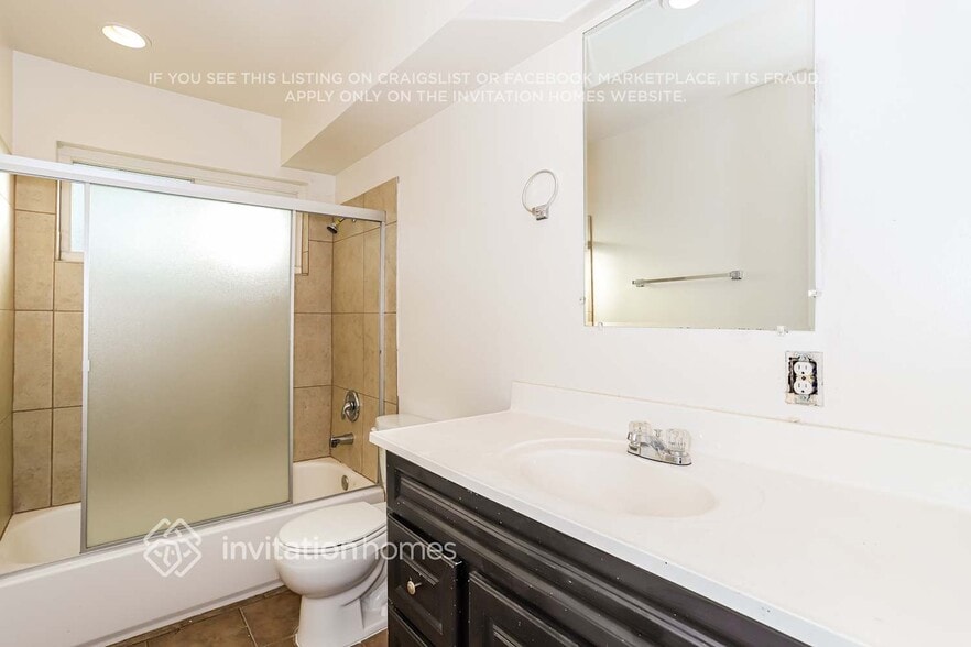 Building Photo - 640 W El Camino Ave