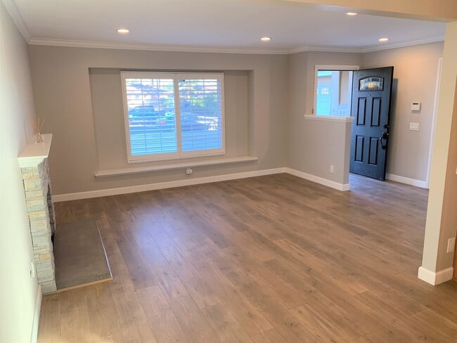 Building Photo - Newly Remodeled 3 Br 2 Ba Home in West Hills