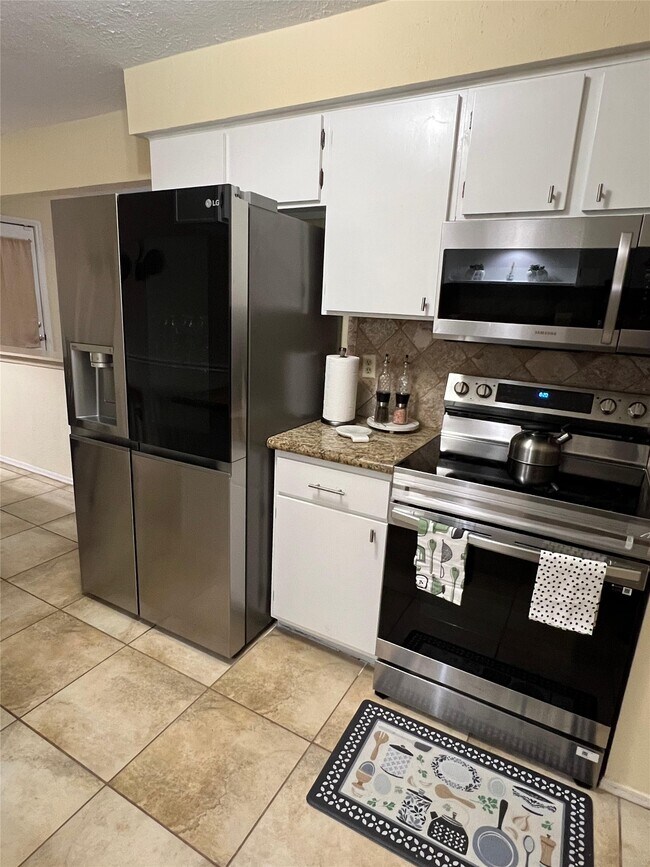 Building Photo - 22319 Deville Dr