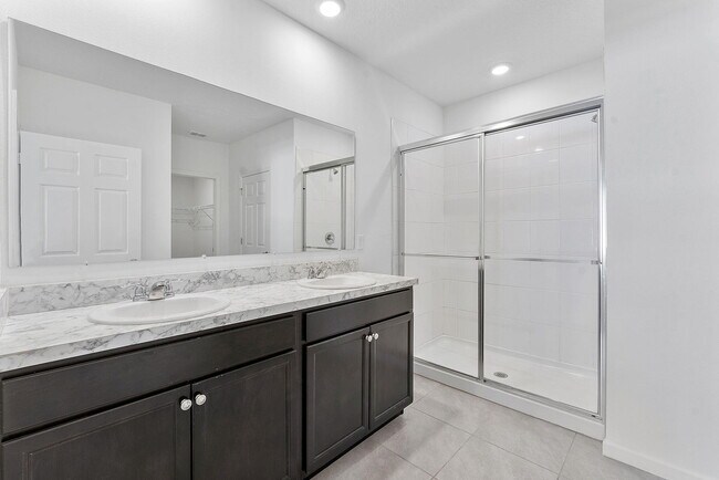 Building Photo - 357 SE Oakridge Dr