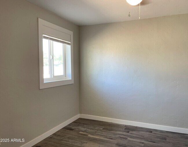 Building Photo - 1125 E Devonshire Ave