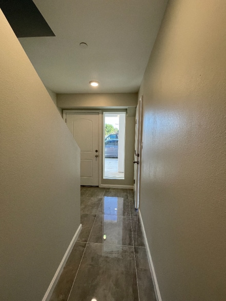 Building Photo - 900 W Graham Ave