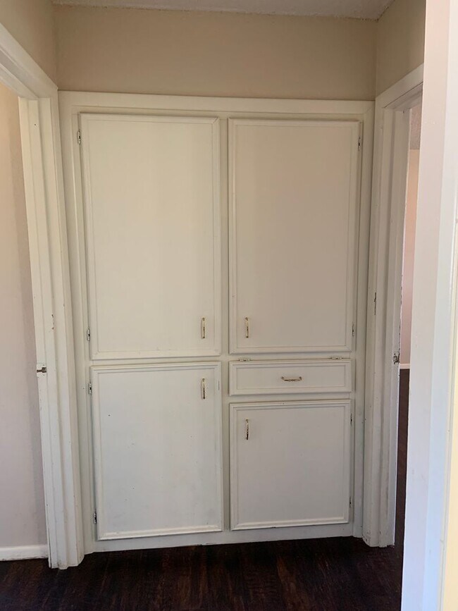 Building Photo - Fabulous home in lovely, convenient neighborhood