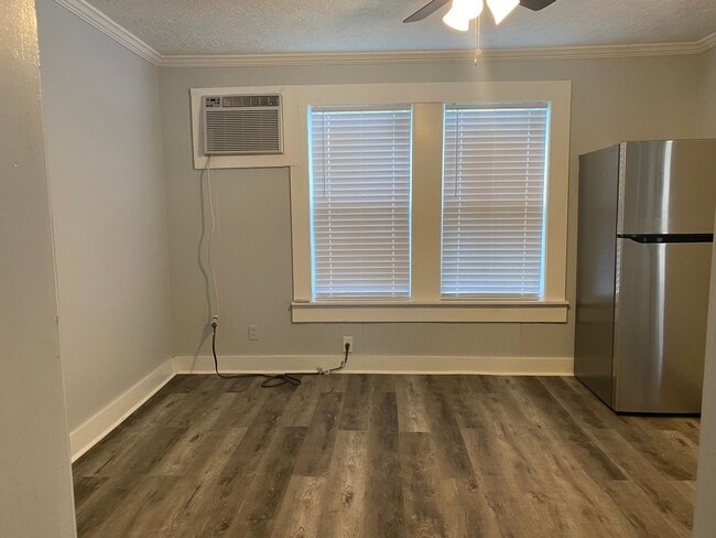 Building Photo - Updated 3/1 North LC with appliances