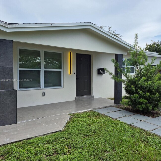 Building Photo - 823 NW 30th Ct