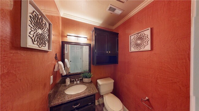 Building Photo - 2711 W Bishop Dr