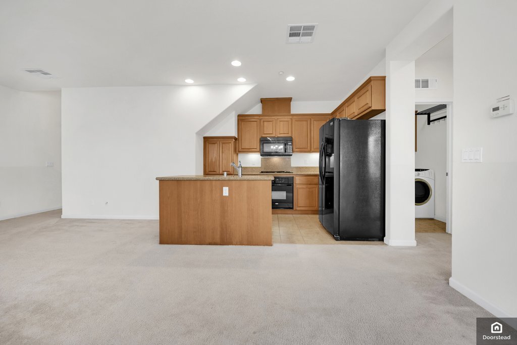 Building Photo - 584 De Guigne Dr