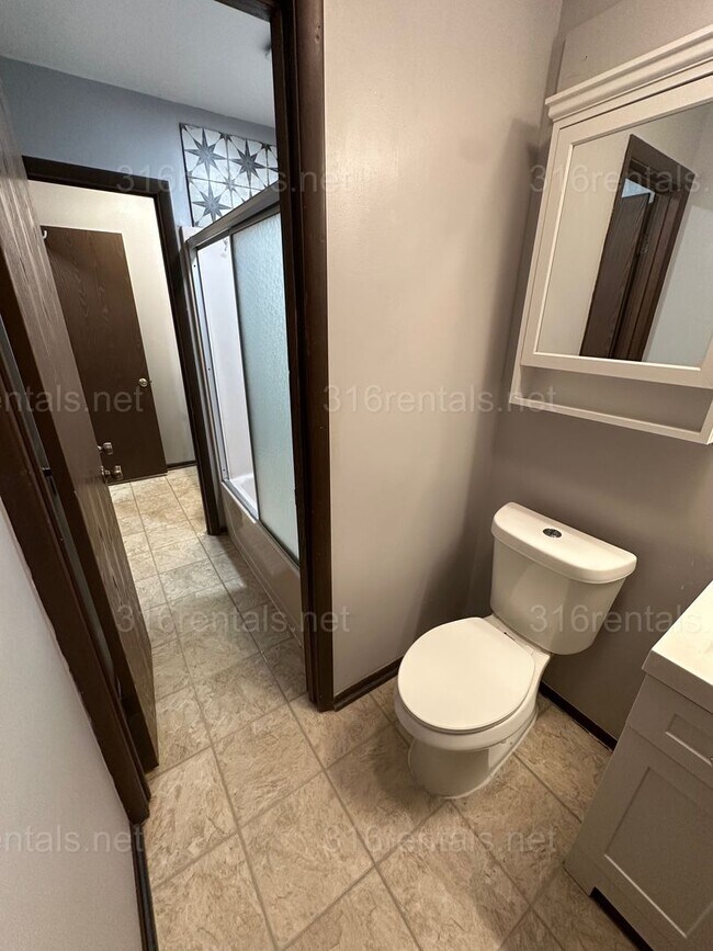 Building Photo - $1545 - 2 bed 1.5 bath - Duplex located in Riverside