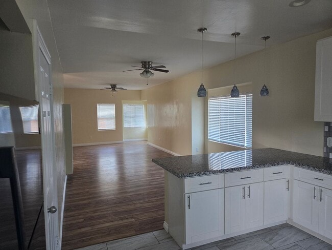 Building Photo - Large 2 bed 1 Bath House