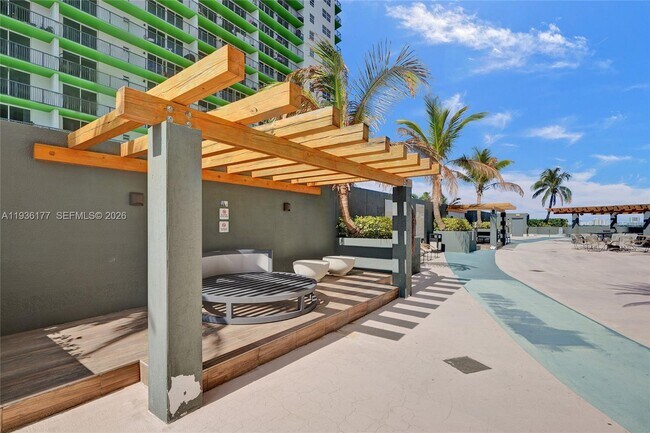 Building Photo - 1750 N Bayshore Dr