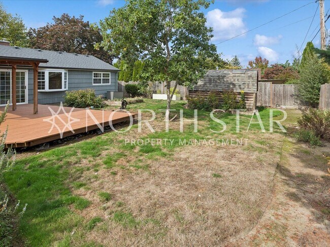 Building Photo - Charming Updated One-Level Home with Spacious Yard in Lake Oswego
