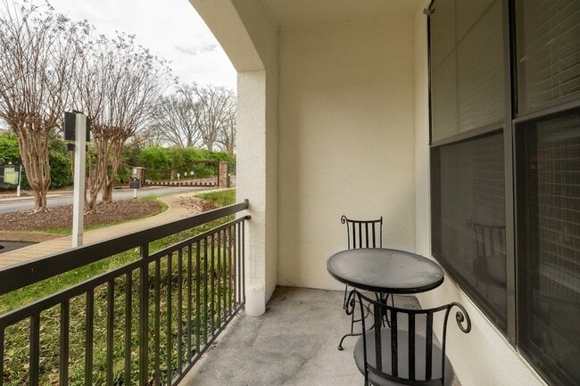 Building Photo - 2600 Hillsboro Pike