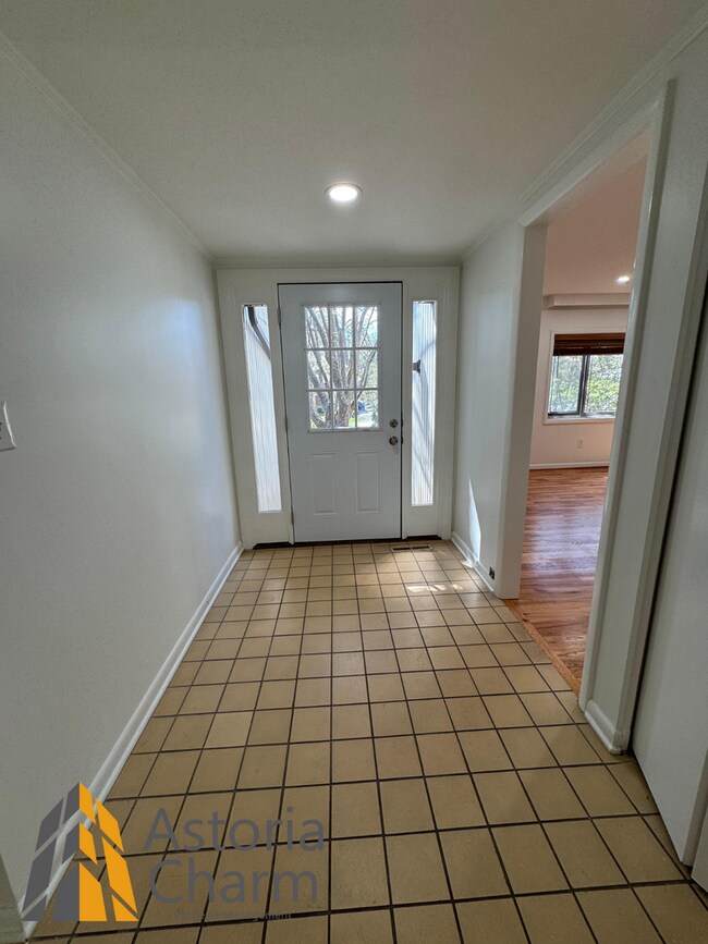 Building Photo - Spacious 5 Bedroom 3 Bath + Den Single Family Detached Home