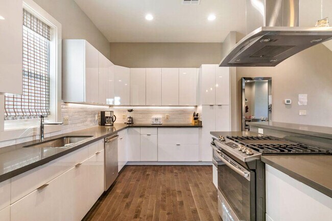 Building Photo - 3737 Bienville Ave