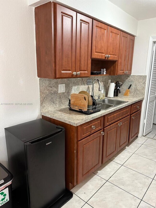 Building Photo - 824 SW 12th Ct