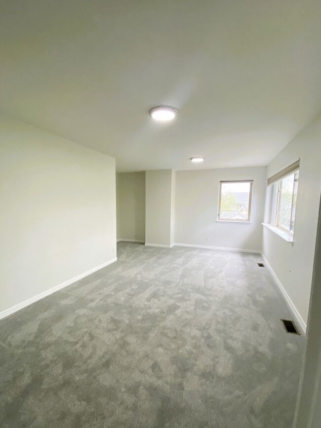 Building Photo - Well located 2+ bedroom townhome