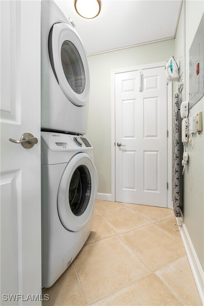 Building Photo - 829 Tanbark Dr