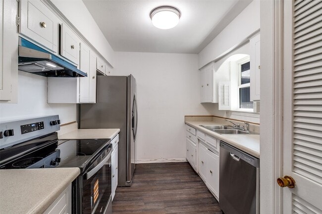 Building Photo - 15825 El Estado Dr