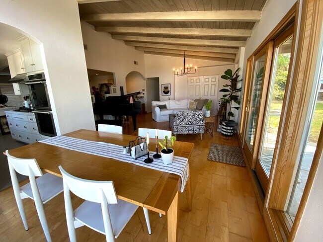Building Photo - 3 bed 2 1/2 bath home single story home in Woodland Hills!