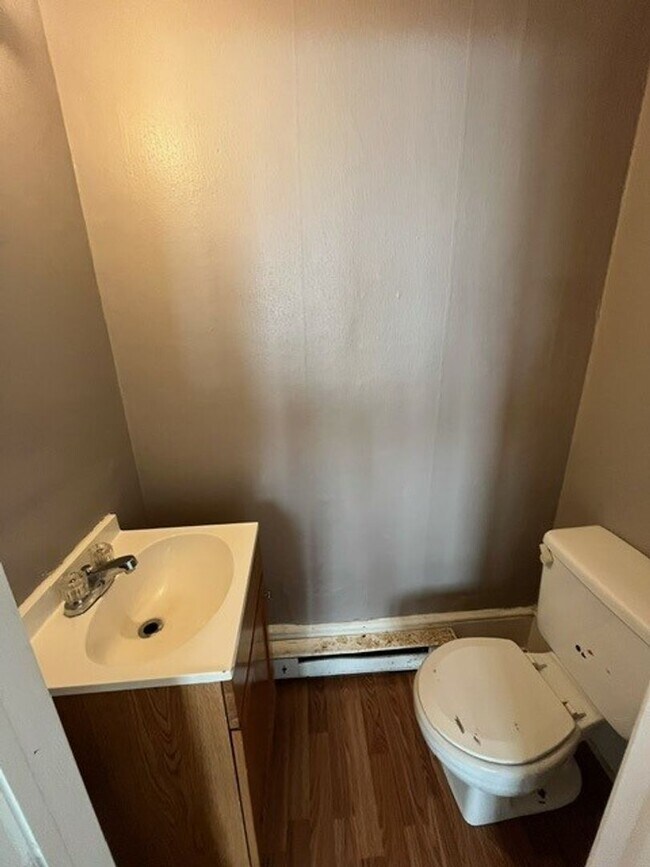 Building Photo - 4 Bedroom 1 Bath