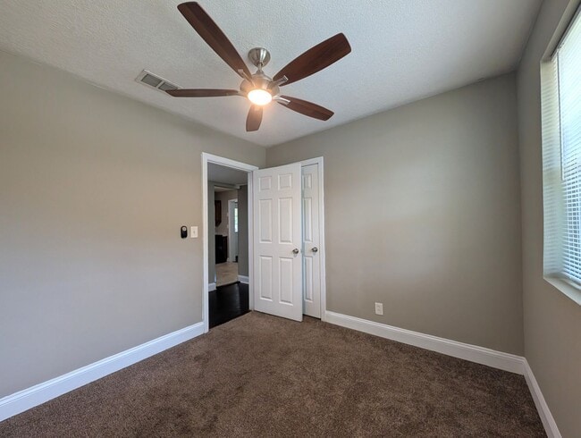 Building Photo - AVAILABLE NOW!! 3/1 Updated and Ready for a move-in!