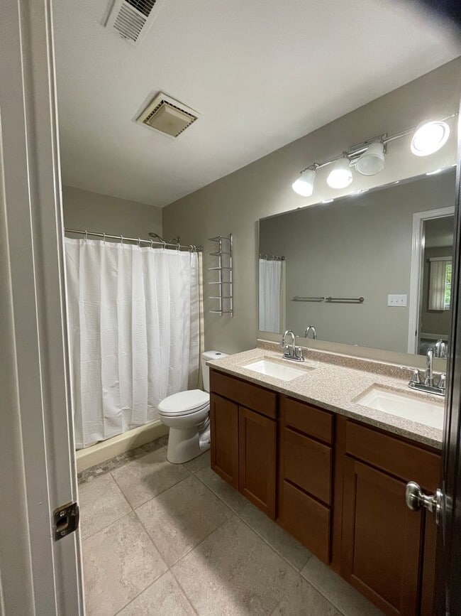 Building Photo - Newly Renovated Home