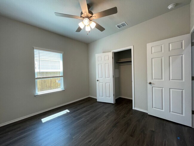 Building Photo - TOWNHOME FOR RENT