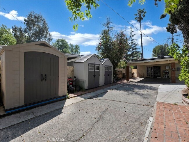 Building Photo - 10918 Reseda Blvd