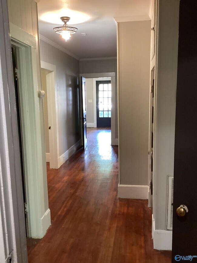 Building Photo - 2404 Whitesburg Dr