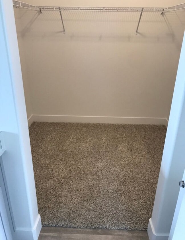 Building Photo - 3 Bedroom/2 Bathroom condo in Vineyard