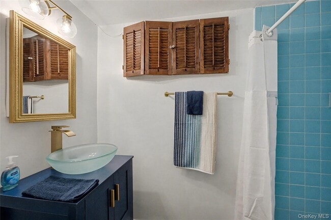 Building Photo - 38 Park Dr E