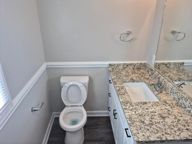 Building Photo - 3 Bedroom 1 Bath!