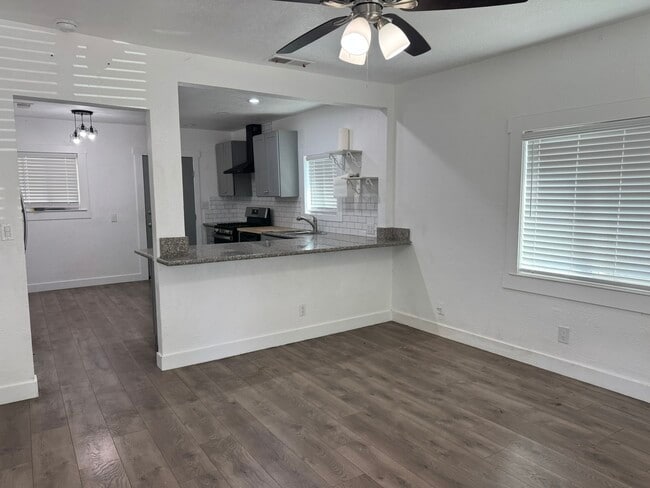 Building Photo - 1532 N Calaveras St