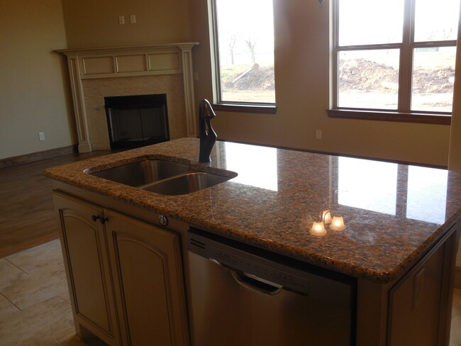 Building Photo - Two Bedroom, Two Bathroom w Study Home  in...