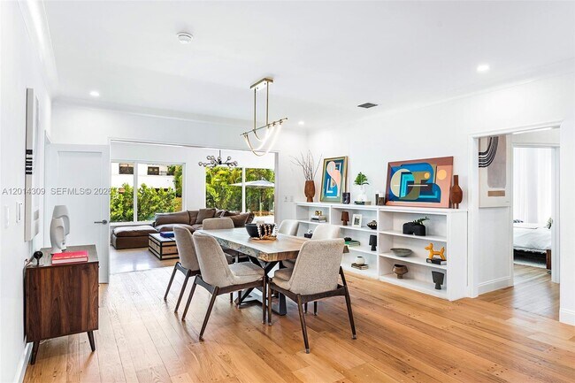 Building Photo - 6145 La Gorce Dr