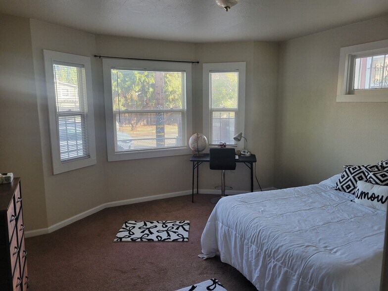 King size bedroom staged - 979 37th St
