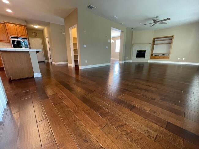 Building Photo - Kitchen Island, Covered Patio w/ Outdoor B...
