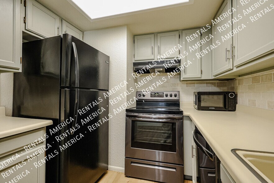 Building Photo - 2146 W Isabella Ave